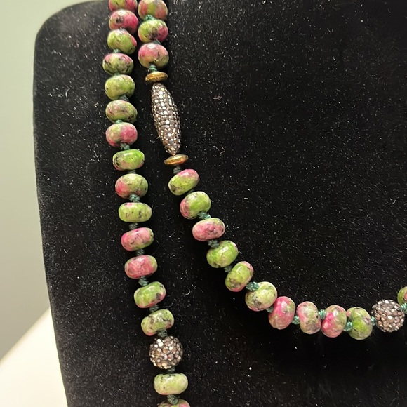 N66. Long green stone necklace with black sparkly beads. - Picture 3 of 3